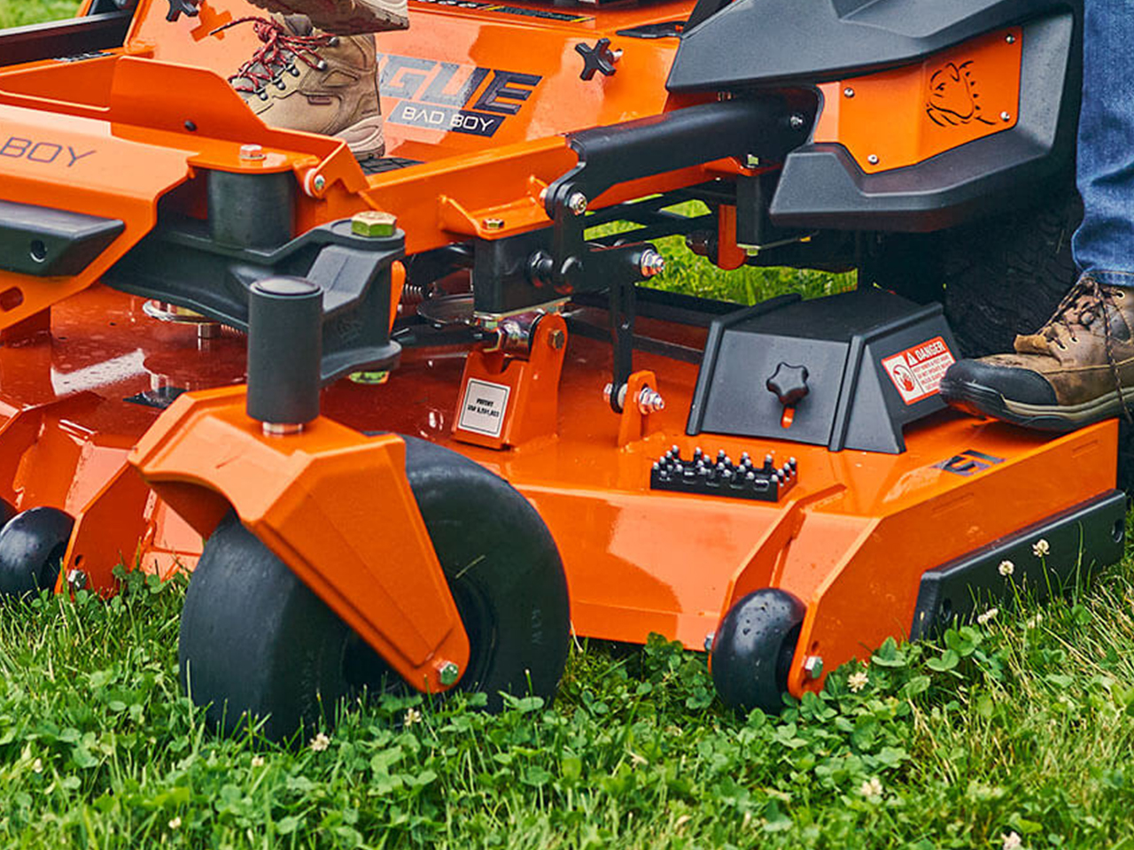 Bad Boy Rogue 72" Kawasaki 999cc 35HP FX1000 Zero Turn Mower w/Side Discharge Bad Boy Trailer RGEKA35HP72
