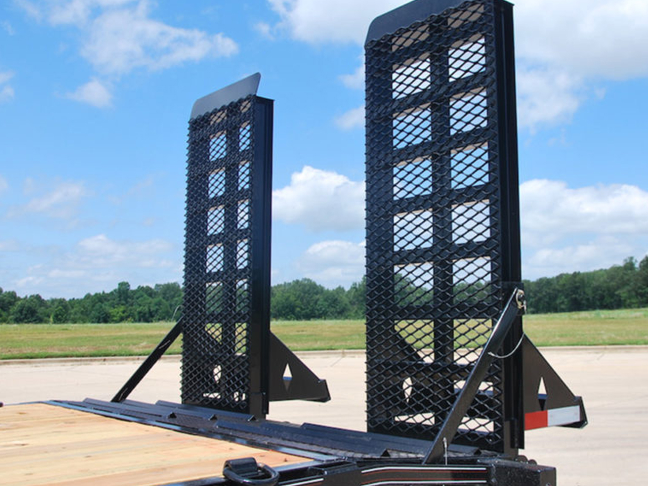 Diamond C 8.5 x 20 14K Flip Knee Ramps Deck Over Equipment Trailer DEC Diamond C Trailer DEC207-L20X102-D60FKR