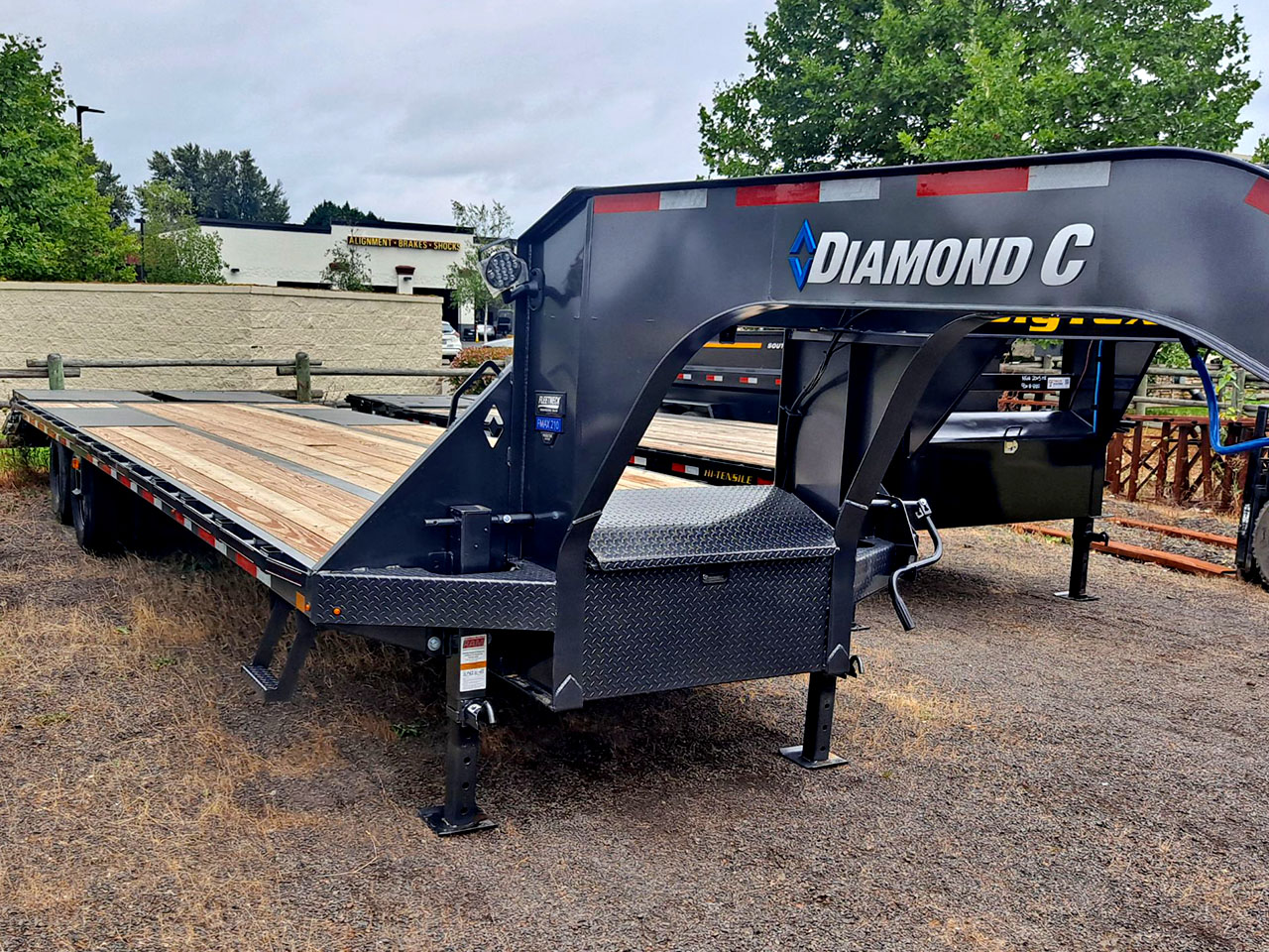Diamond C 8.5 x 32 20K Pacesetter Gooseneck Equipment Trailer w/Max Ramps Diamond C Trailer FMAX210-L32X102-PAC