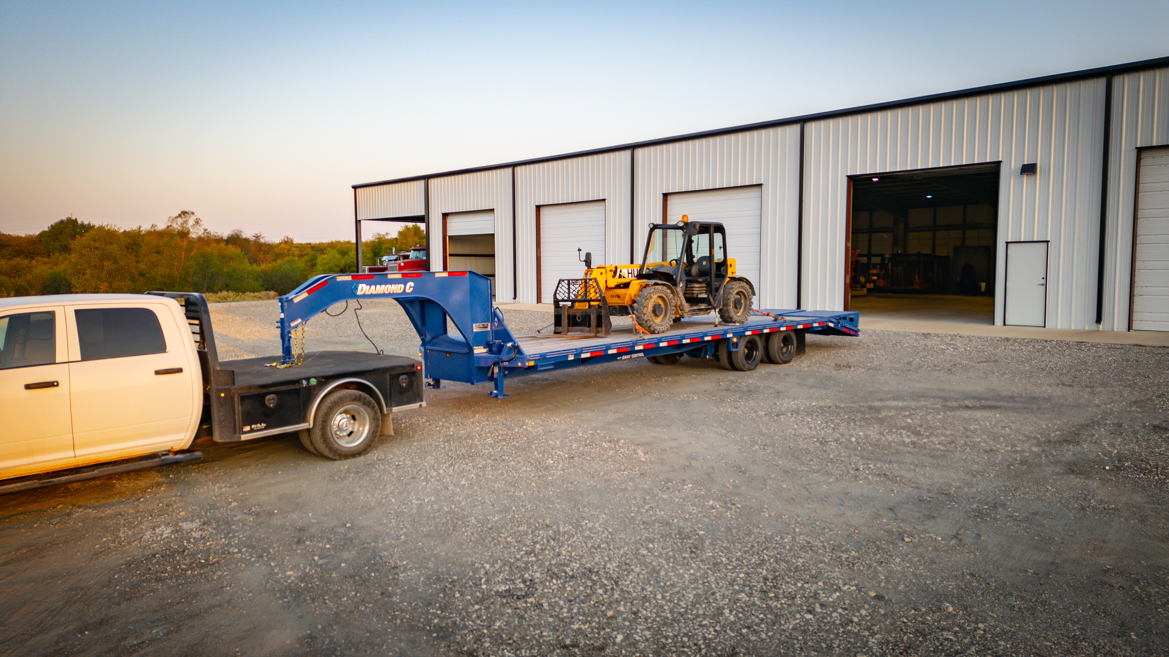 Diamond C 8.5 x 32 24K GN Equip Trailer Hydraulic Dovetail with Cleats Diamond C Trailer FMAX212-L32X102-HDTJDH