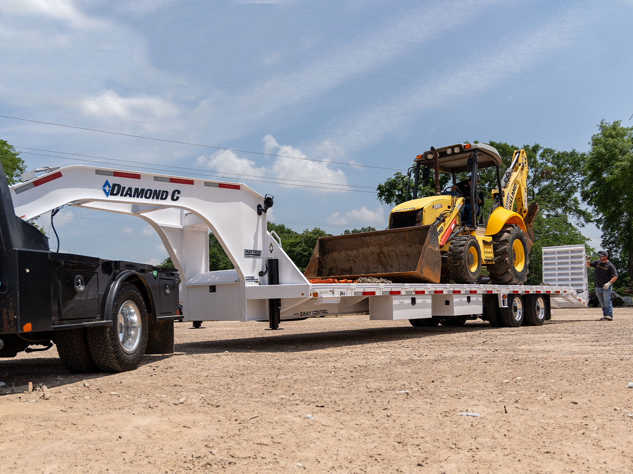 Diamond C 8.5 x 32 24K Pacesetter Gooseneck Equipment Trailer FMAX Diamond C Trailer FMAX212-L32X102-PAC