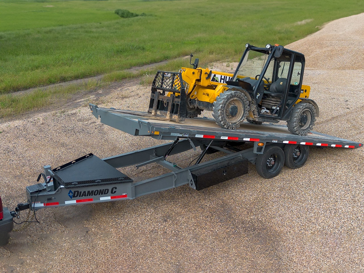 Diamond C 8.5 x 22 14K Equipment Tilt Trailer Diamond C Trailer DET207-L20X102