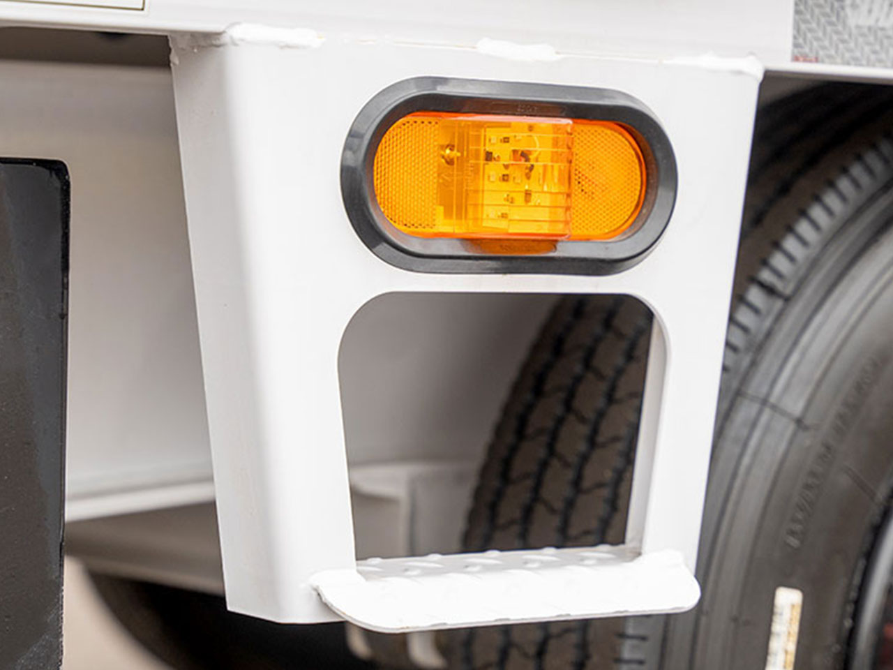 Diamond C 8.5 x 22 14K Equipment Tilt Trailer Diamond C Trailer DET207-L20X102