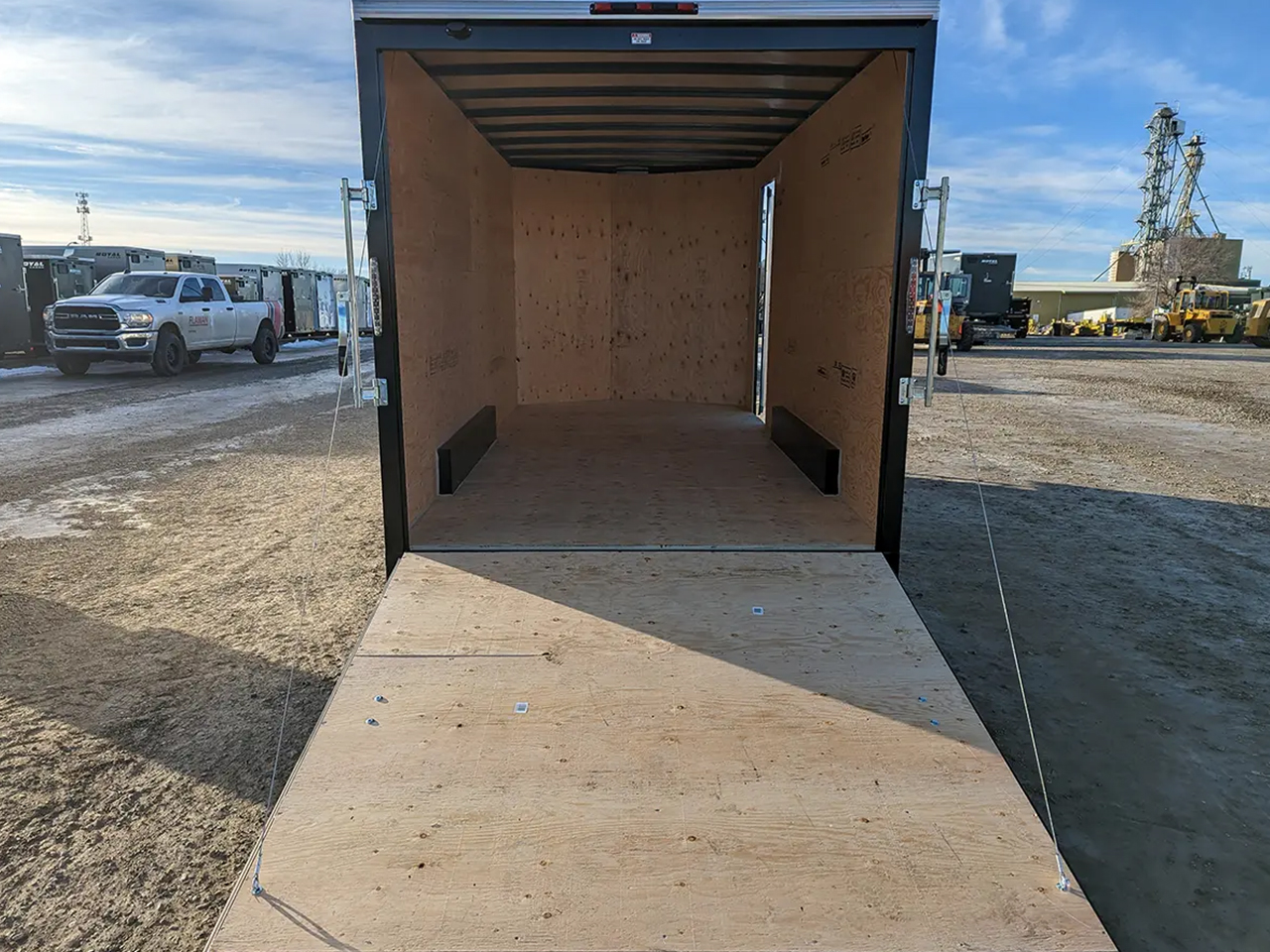 Southland 7 x 16 +2 V-Nose 7K Cargo Trailer with Rear Ramp Door and Aluminum Wheels Southland Trailer LCHT35-718V-86 R RVD ALM
